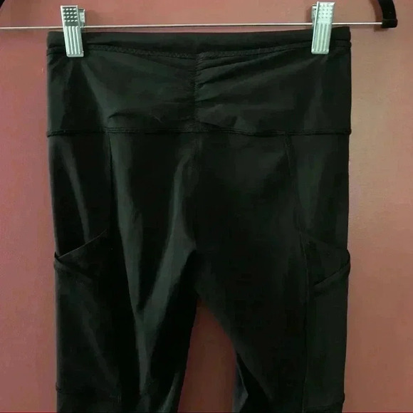 Lululemon Black Capris Side Pockets - Picture 6 of 11
